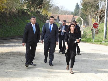 Minister za infrastrukturo dr. Peter Gašperšič obiskal delovišče na Gibini 18